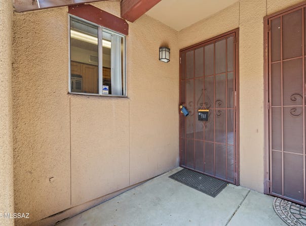 1810 E Blacklidge Drive, Tucson, AZ 85719