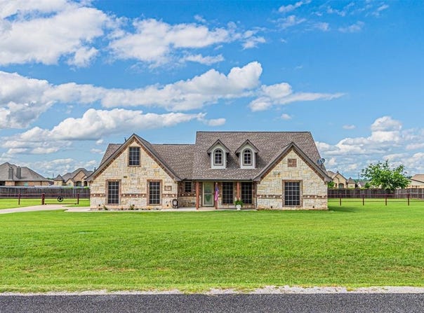 124 Williamsburg Lane, Springtown, TX 76082