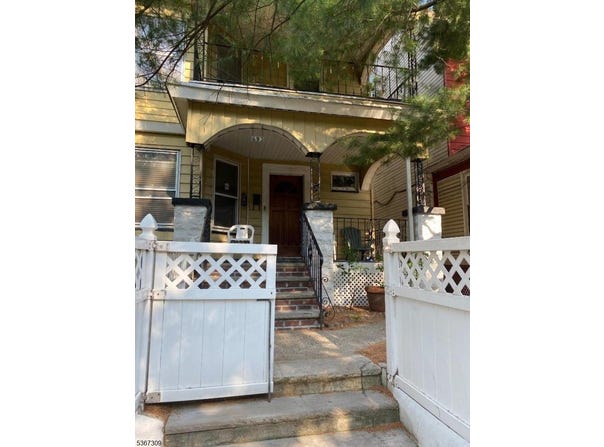 693 E 28th St, Paterson City, NJ 07504-2009