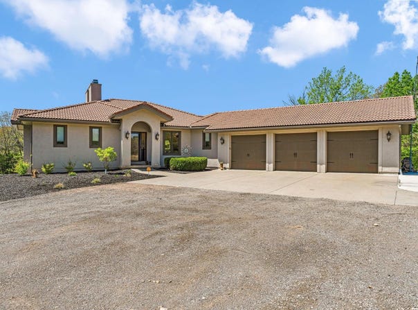 899 N 1928 Road, Lecompton, KS 66050