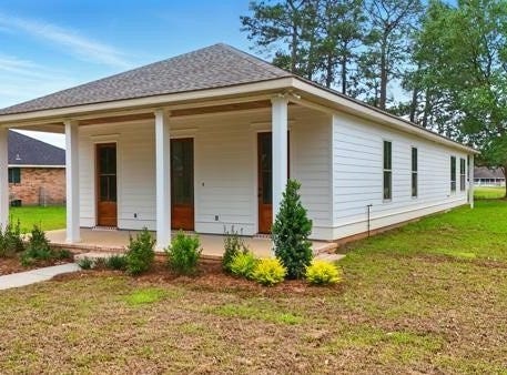 560 Fairway Dr, Picayune, MS 39466