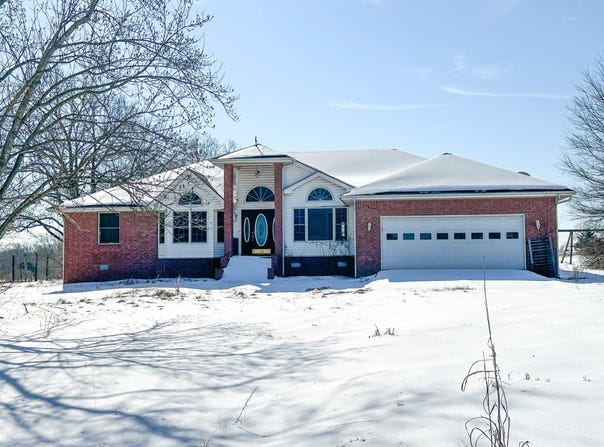 94 Copperhead Rd, Cave City, AR 72521