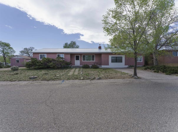807 Hill Dr, Taos, NM 87571