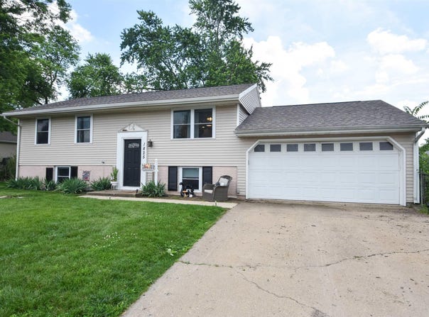 1825 HOLIDAY Drive, Pekin, IL 61554