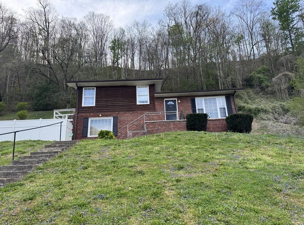 514 Cracker Bottom Rd, Martin, KY 41649