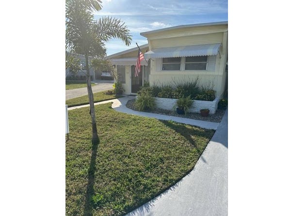 23D Lake Breeze, Tavares, FL 32778