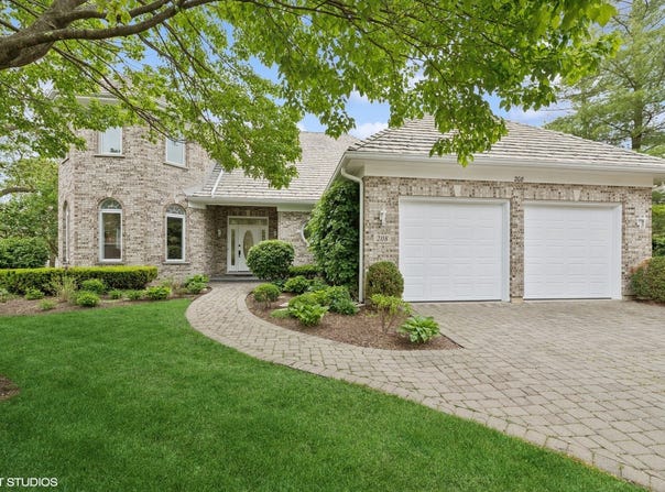 208 Carriage Hill Circle, Libertyville, IL 60048