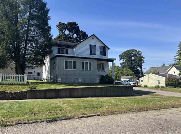 501 E B, Iron Mountain, MI 49801
