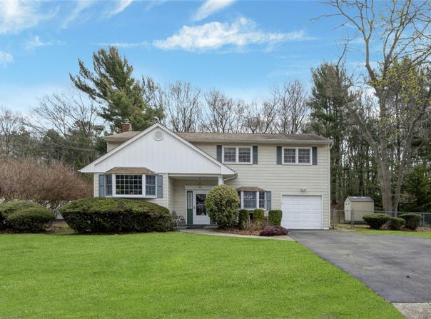 101 Grissom Way, Hauppauge, NY 11788