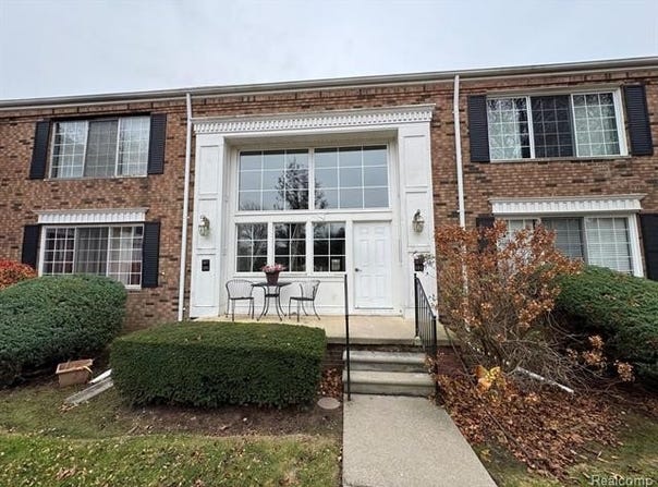 587 E Fox Hills Drive, Bloomfield Hills, MI 48304
