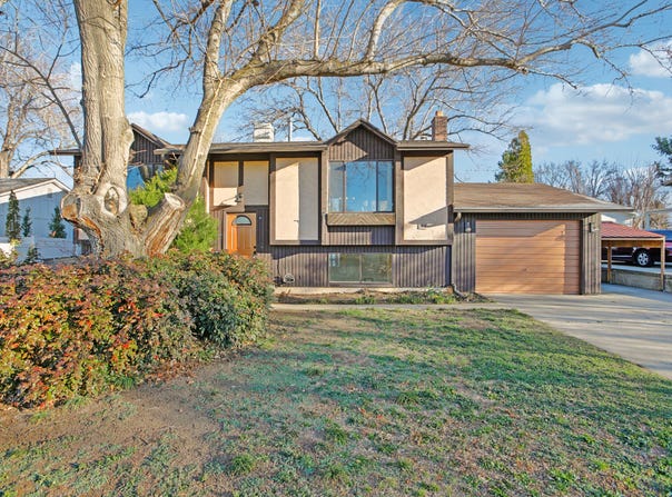 569 E ALOHA Ln, Sandy, UT 84070