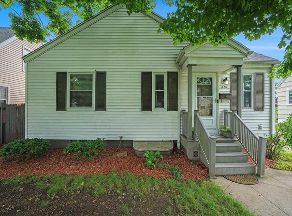 1826 E Donald Street, South Bend, IN 46613-3530