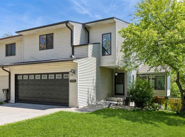 1932 North Ridge Dr, Coralville, IA 52241