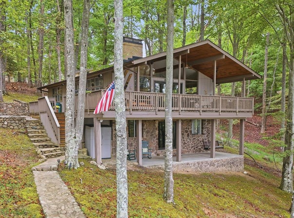 16469 Smith Mountain Lake Pkwy, Huddleston, VA 24104