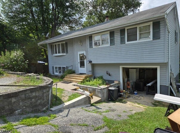 28 Beardslee Hill Dr, Ogdensburg Boro, NJ 07439-1202