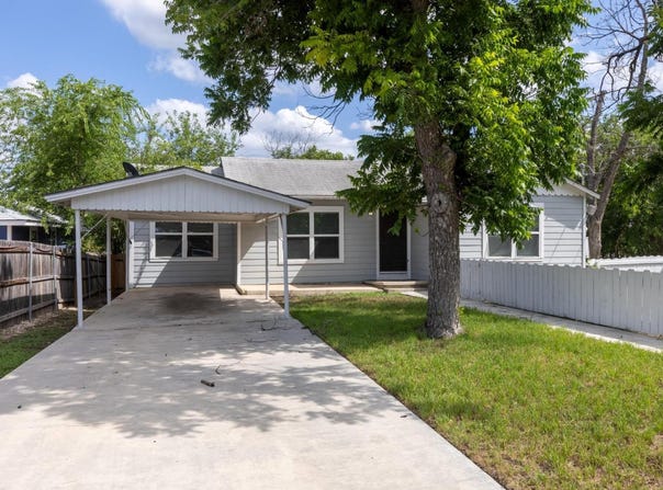 1445 Hillview Ave, New Braunfels, TX 78130