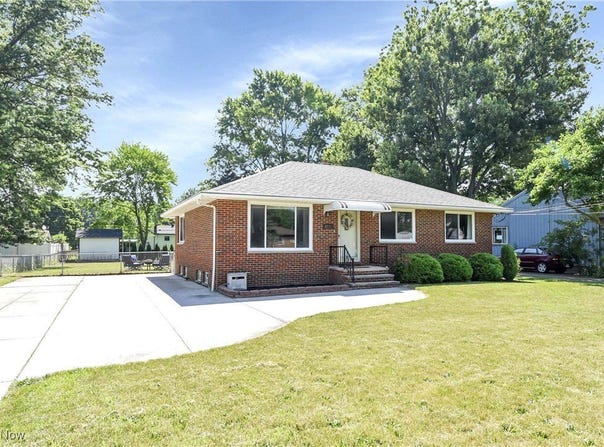 6713 Mackenzie Road, North Olmsted, OH 44070