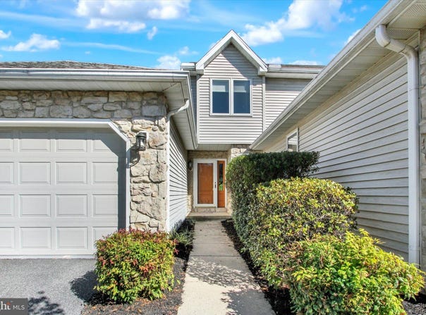 2563 FAIRWAY Drive, YORK, PA 17402