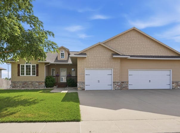 3804 S Harmony Dr, Sioux Falls, SD 57110