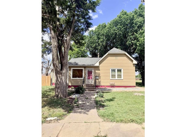 303 S Garfield Ave, Lyons, KS 67554