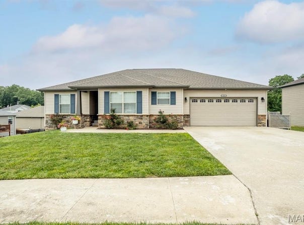 102 Sandstone Drive, St Robert, MO 65584