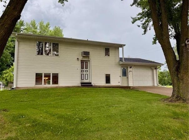 305 2nd Court SE, Grand Meadow, MN 55936