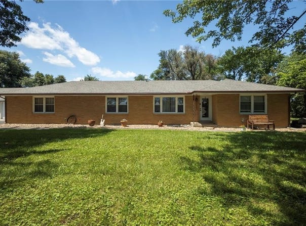 20375 127 Highway, La Monte, MO 65337