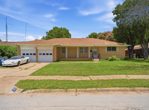927 Poinsettia Drive, Lancaster, TX 75146