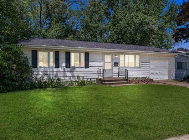 2413 Miami Dr., IA 52240