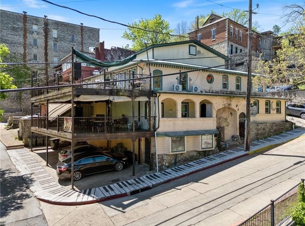 10  W Mountain  ST, Eureka Springs, AR 72632