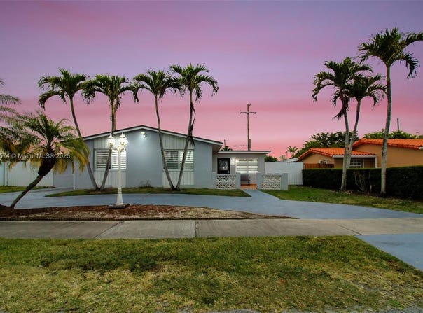 9215 SW 44th St, Miami, FL 33165