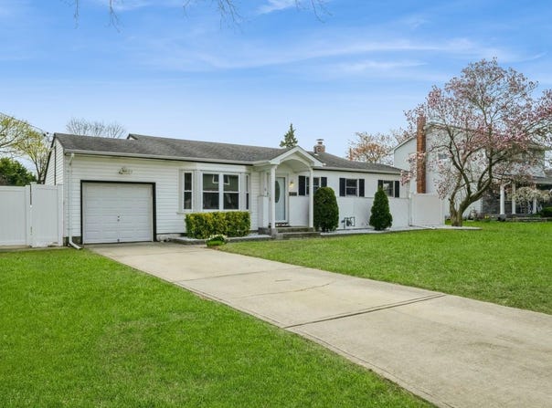 5 Crest Lane, Commack, NY 11725