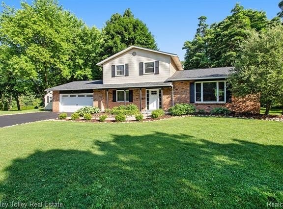 1049 Hillcrest Avenue, Brighton, MI 48116