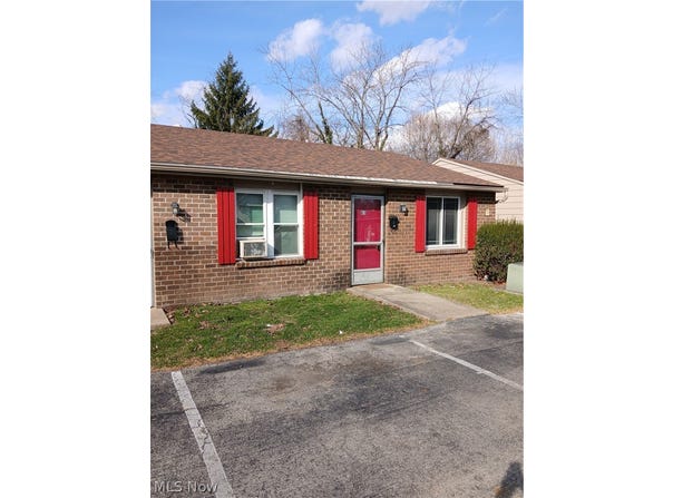 31 Elm Street, Struthers, OH 44471