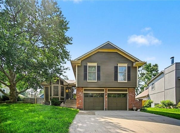 916 NW Heatherwood Drive, Blue Springs, MO 64015