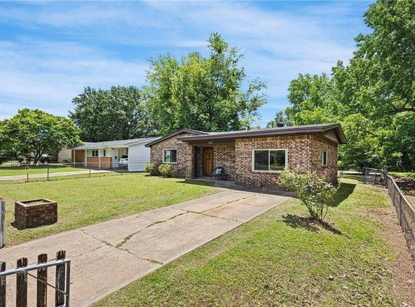1002 East F Street, Russellville, AR 72801