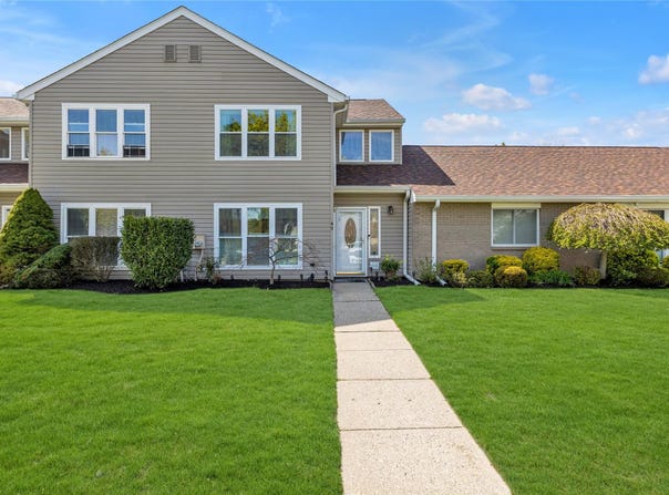 49 Crescent Circle, Holbrook, NY 11741