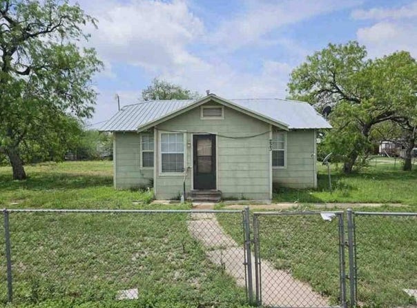 223 N May St, Pettus, TX 78146