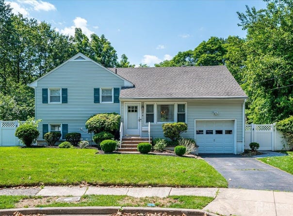 24 Turner Court, Metuchen, NJ 08840
