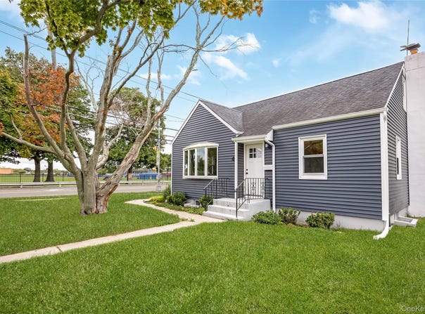 4 Sutton Court, West Islip, NY 11795