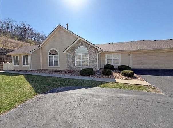823 NE Devon Drive, Lee's Summit, MO 64064
