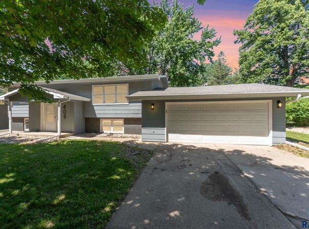 409 S 8th Ave, Brandon, SD 57005