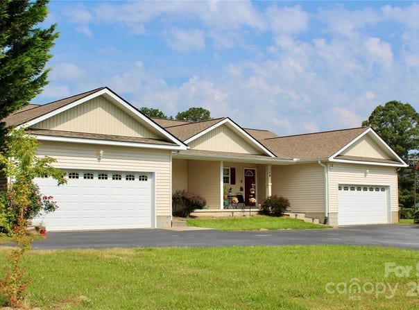 34 Duncan Road, Flat Rock, NC 28731