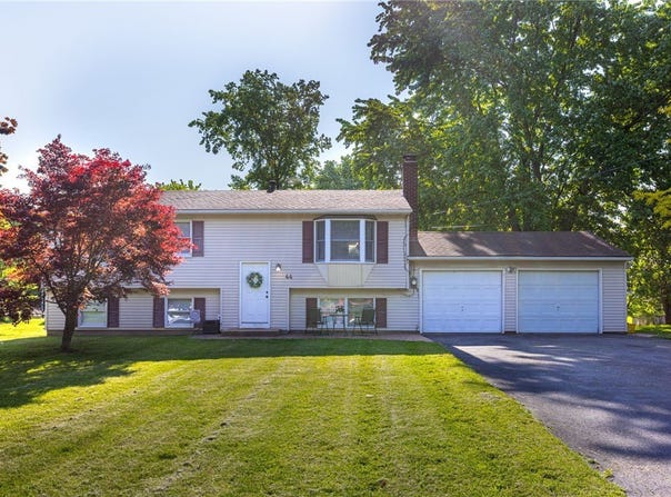 44 Hidden Creek Lane, Hamlin, NY 14464
