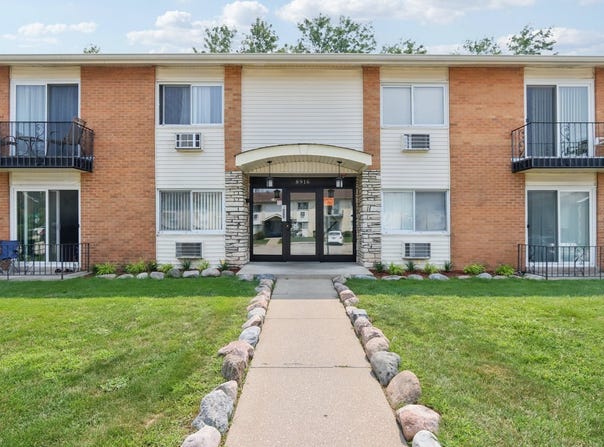 8916 Kenneth Drive, Des Plaines, IL 60016