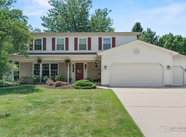 1120 Bennington Drive, Crystal Lake, IL 60014