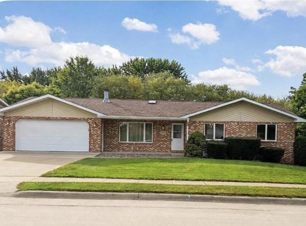 4882 Camelot Drive, Dubuque, IA 52002