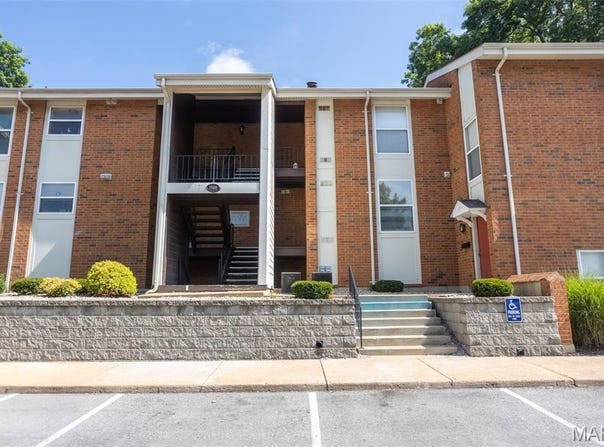 1989 Hunting Lake Court Court, Kirkwood, MO 63122