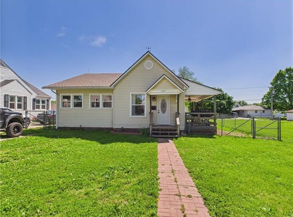 1407 E Main Street, Higginsville, MO 64037