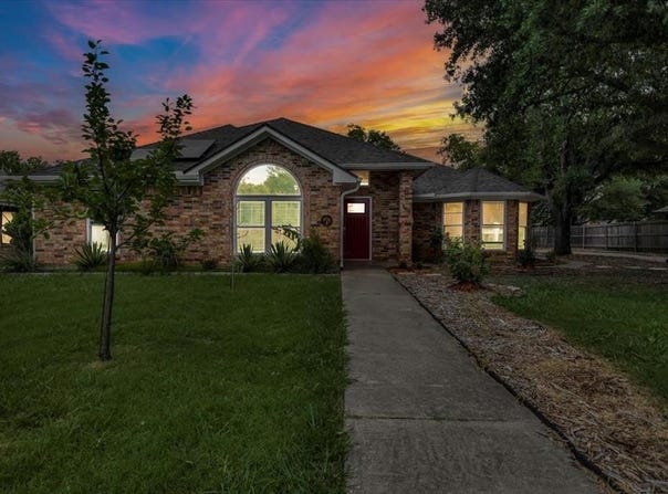 315 Woodlawn Street, Krum, TX 76249